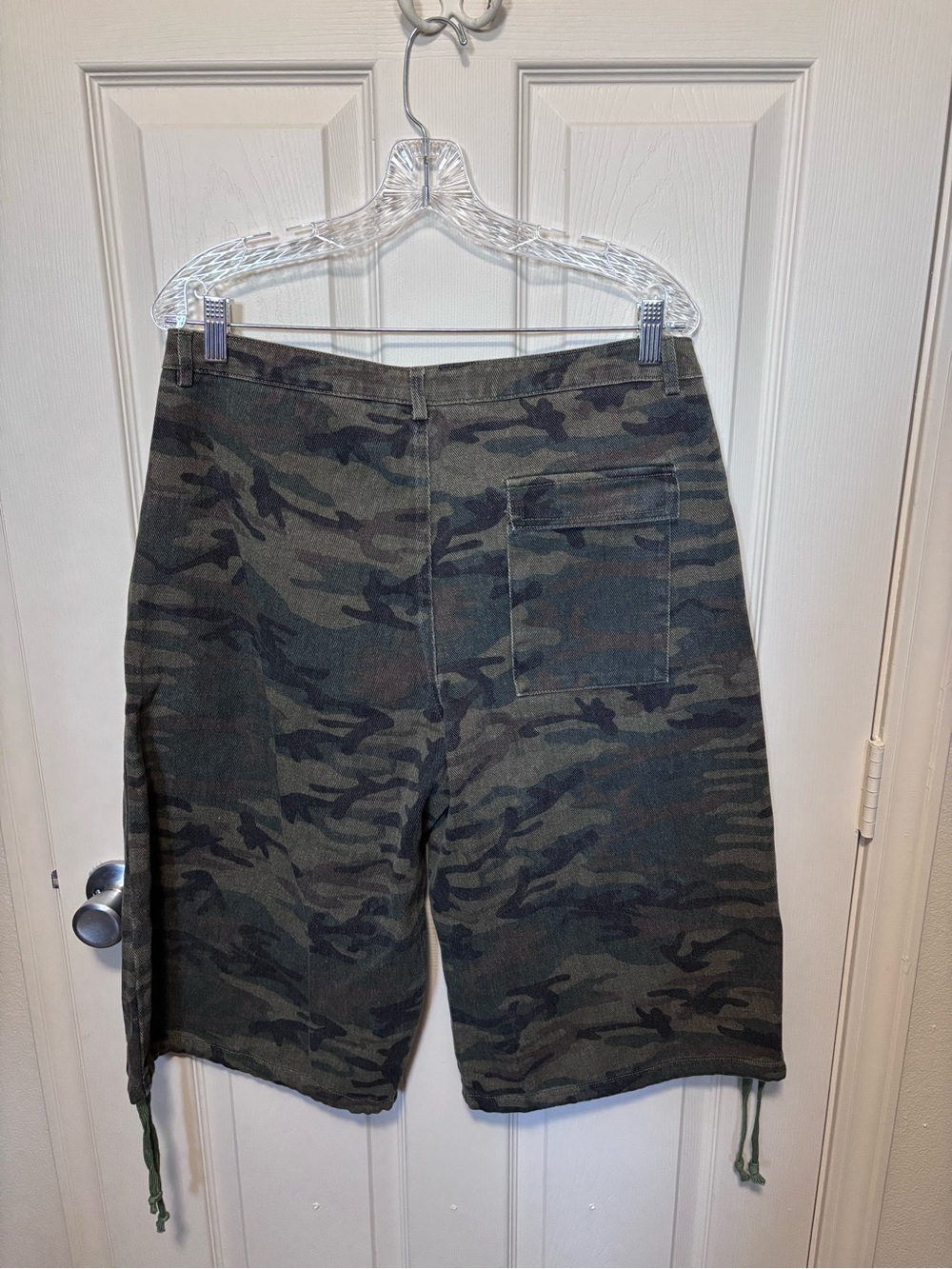 NWT Edikted Camo Cargo Bermuda Shorts L - Picture 3 of 4